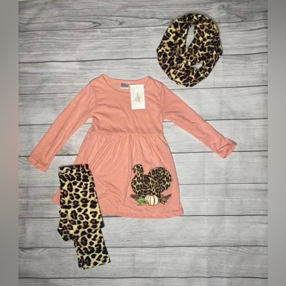 How adorable are these?

🦃Cheetah print outfit with turkey & cheetah